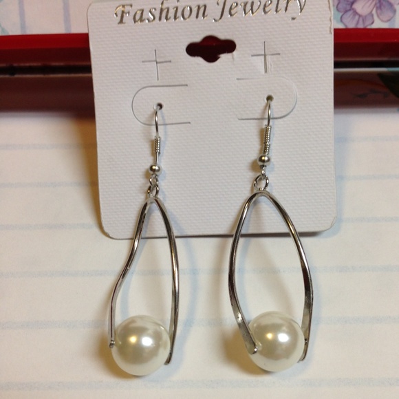 Faux Pearl Oval Drop Earrings - Picture 2 of 8